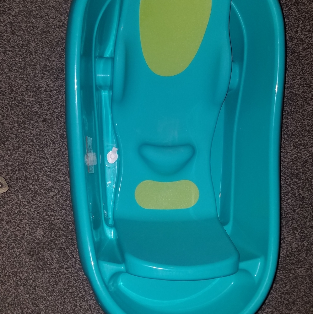 Baby bath tub with newborn insert
